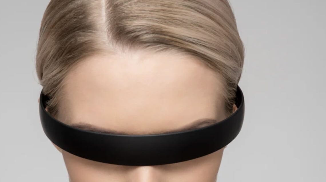 medium-shot-model medium-shot-model